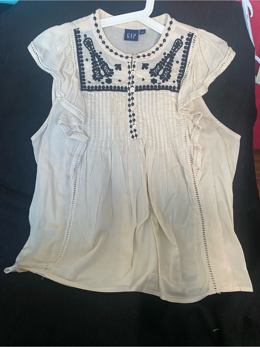 GAP Cream Sleeveless Embroidered Pintuck Camisole style blouse